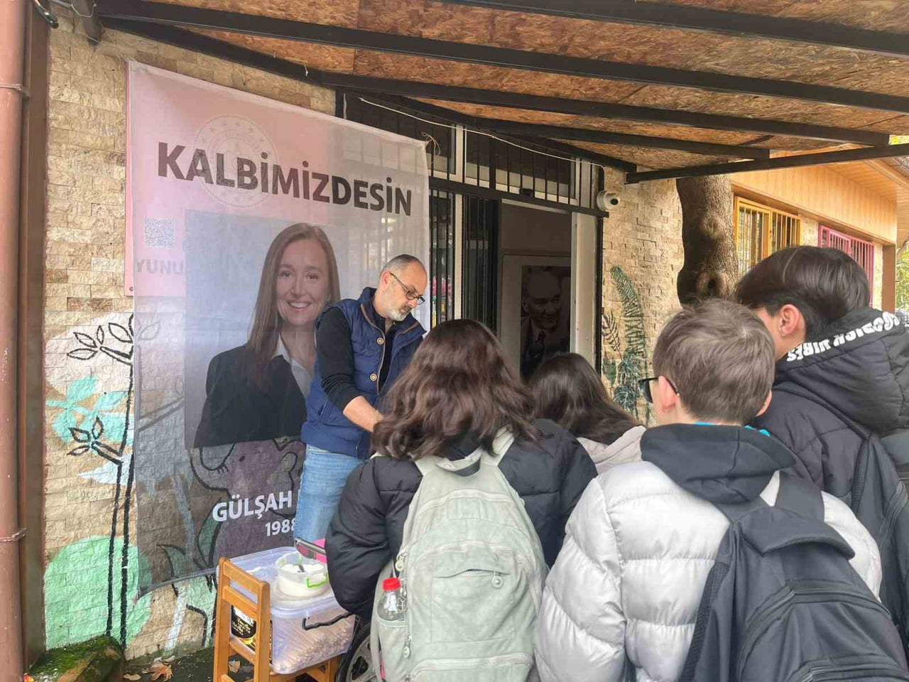 YUNUSEMRE BELEDİYESİ KAYNAK ANAOKULU ÖĞRETMENLERİ, MERHUM MANİSA BÜYÜKŞEHİR BELEDİYE BAŞKANI FERDİ...