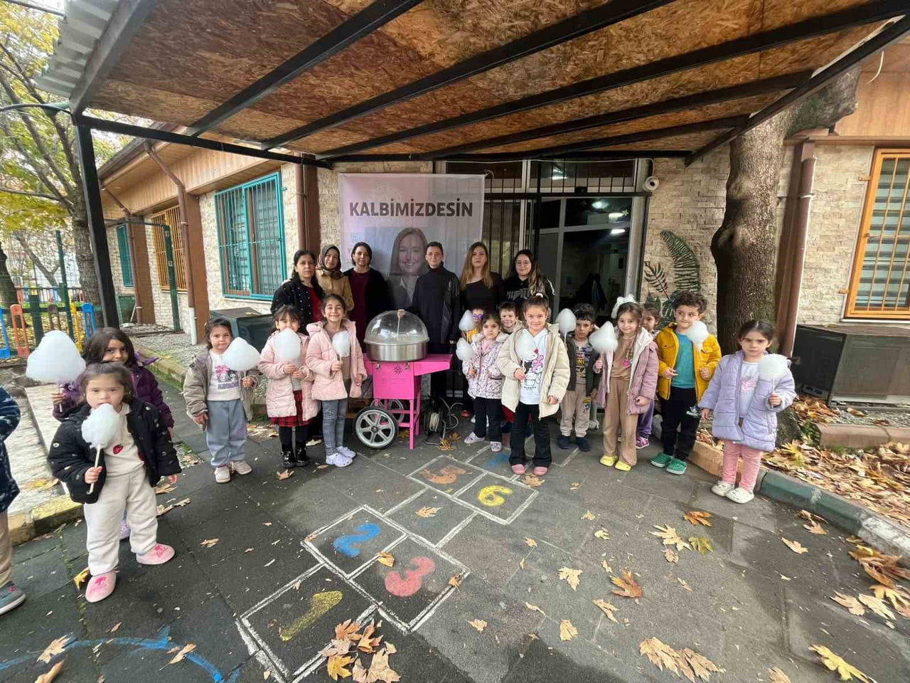 YUNUSEMRE BELEDİYESİ KAYNAK ANAOKULU ÖĞRETMENLERİ, MERHUM MANİSA BÜYÜKŞEHİR BELEDİYE BAŞKANI FERDİ...