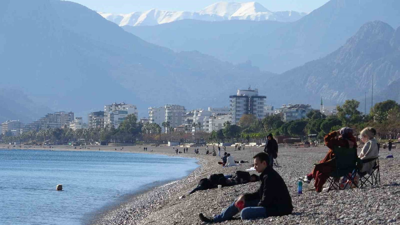 YURDUN GENİŞ KESİMİNDE SERT KIŞ ŞARTLARI ETKİSİNİ ARTIRIRKEN, ANTALYA’DA FARKLI BİR KIŞ MANZARASI...