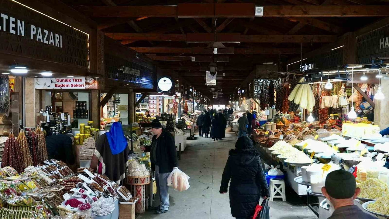 YÜZ YILLIK TARİHİYLE ŞEHİR TİCARETİNİN NABZININ ATTIĞI KAPALI ÇARŞI’DA YANKILANAN HARPUT MUSİKİSİ...