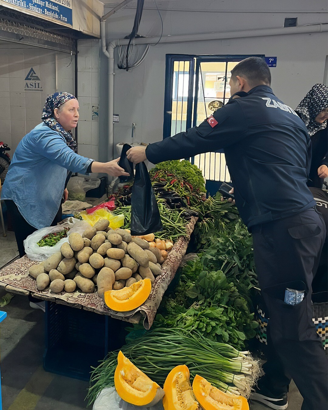 ZABITA EKİPLERİNDEN PAZARCI ESNAFINA ÇÖP POŞETİ DESTEĞİ