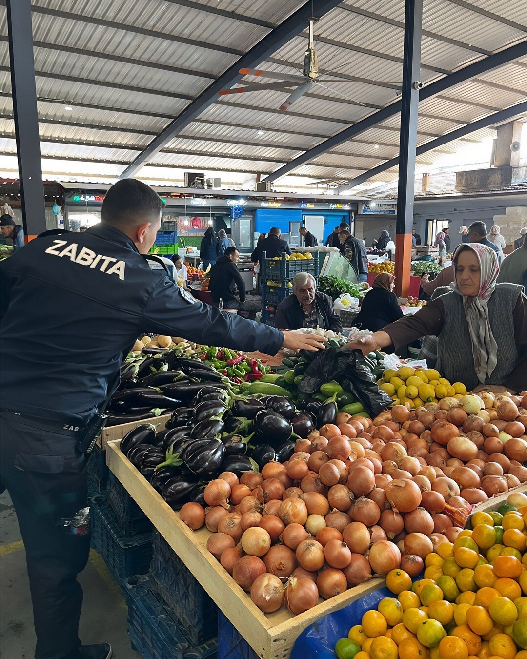 ZABITA EKİPLERİNDEN PAZARCI ESNAFINA ÇÖP POŞETİ DESTEĞİ