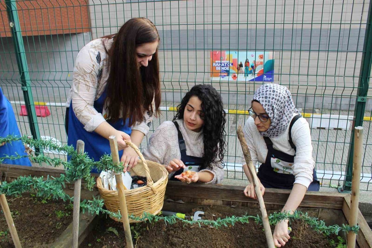 ZEYTİNBURNU’NDA 3 ARALIK DÜNYA ENGELLİLER GÜNÜ KAPSAMINDA ERGOTERAPİ BÖLÜMÜNDE EĞİTİM GÖREN...