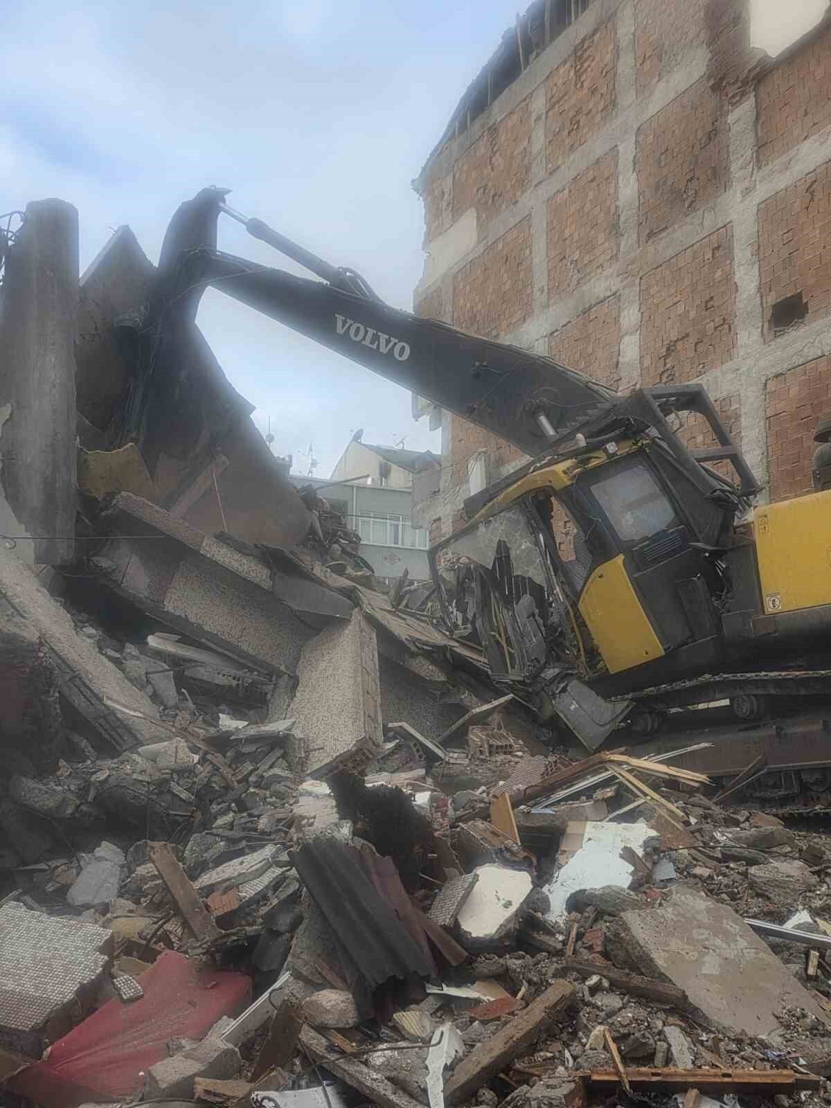 ZEYTİNBURNU’NDA KENTSEL DÖNÜŞÜM KAPSAMINDA YIKIMI YAPILAN BİNADAN KOPAN BETON PARÇALARI İŞ...