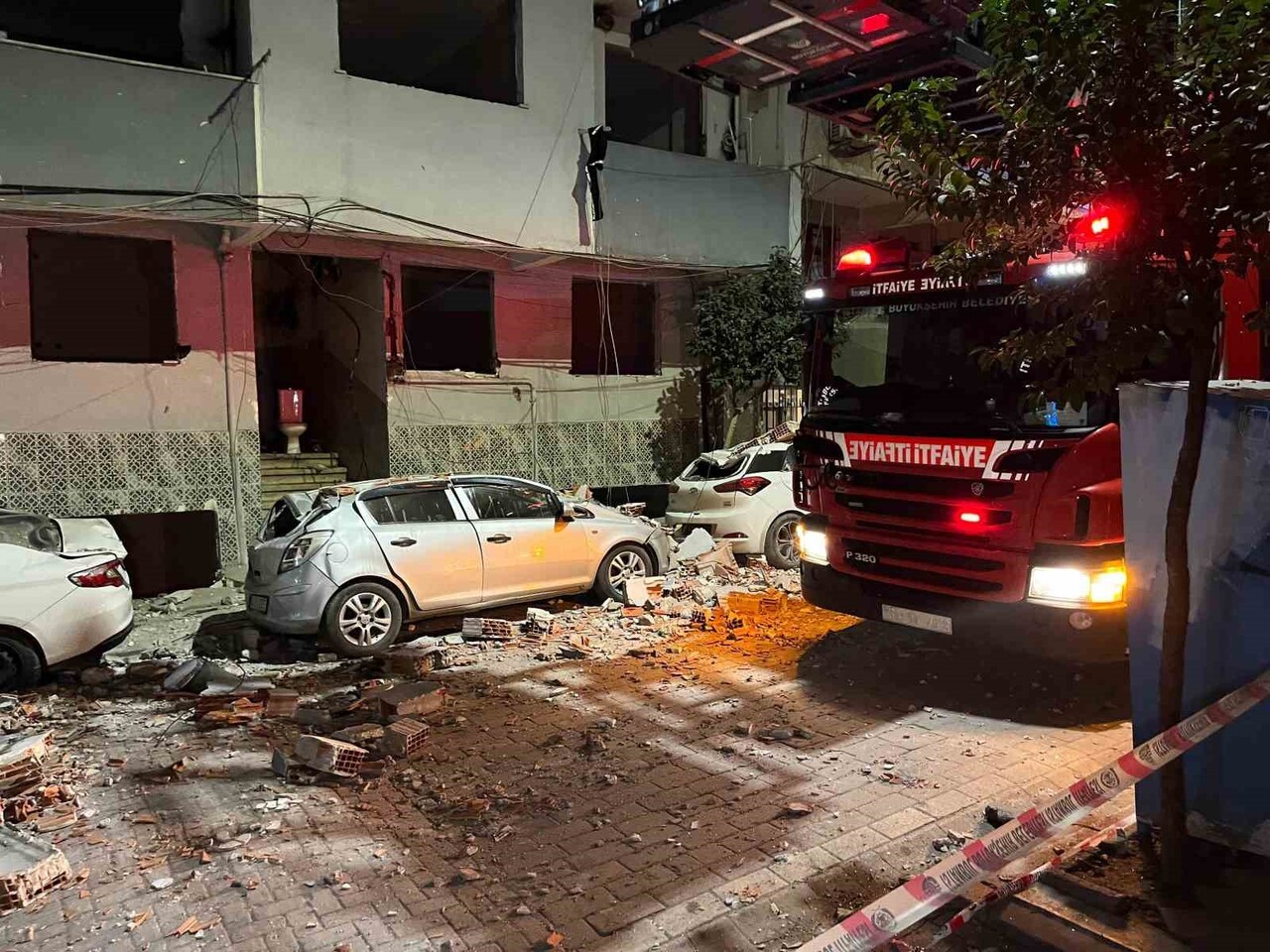 ZEYTİNBURNU’NDA KENTSEL DÖNÜŞÜMDEKİ BİNADAN DÜŞEN PARÇALAR, 3 OTOMOBİLİ HURDAYA...