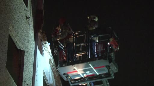 Zeytinburnu’nda kentsel dönüşümdeki binadan düşen parçalar, 3 otomobili hurdaya çevirdi