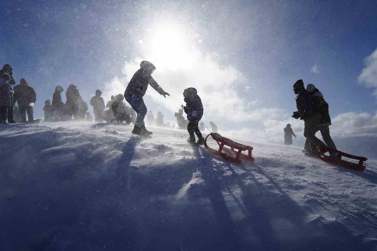 ZİGANA GÜMÜŞKAYAK KAYAK MERKEZİ, HAFTA SONU YOĞUN ZİYARETÇİ AKININA UĞRAYARAK RENKLİ GÖRÜNTÜLERE...