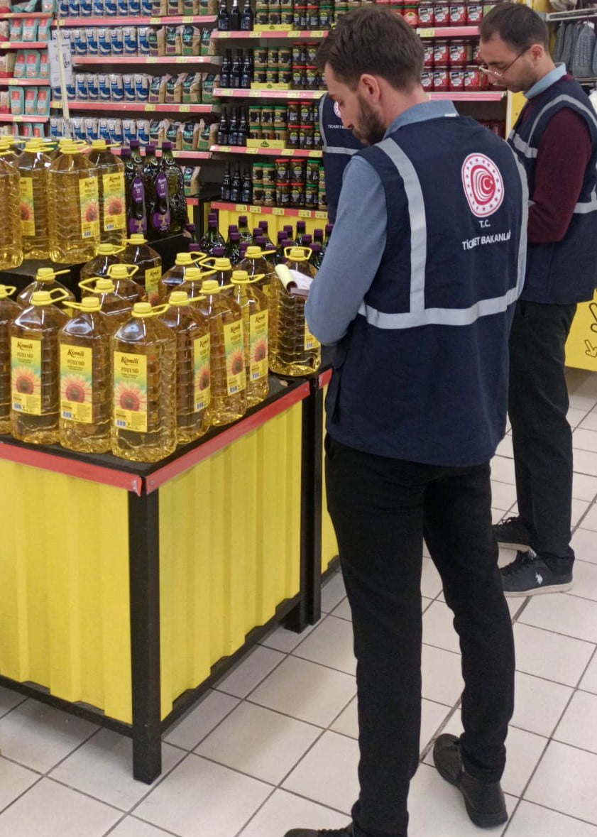 ZMİR TİCARET İL MÜDÜRLÜĞÜ EKİPLERİ MARKETLERDE ÜRÜN ETİKETLERİNE YÖNELİK DENETİMLERİNİ ARALIKSIZ...