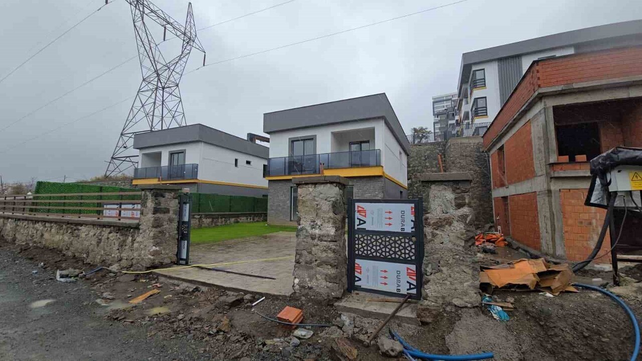 ZONGULDAK'IN ÇAYCUMA İLÇESİNDE MEYDANA GELEN TRAFİK KAZASINDA SEYİR HALİNDE GİDEN BİR OTOMOBİL...