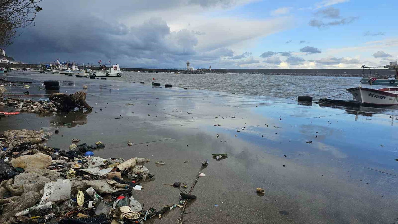 ZONGULDAK'TA ETKİLİ OLAN KUVVETLİ RÜZGAR NEDENİYLE DALGALAR 7 METRELİK DUVARI AŞARAK KOZLU...