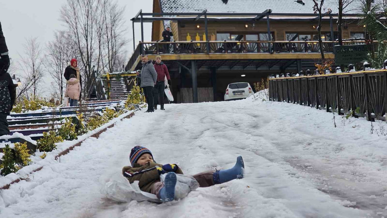 ZONGULDAK'TA SABAH SAATLERİNDEN İTİBAREN ETKİLİ OLAN KAR YAĞIŞI SONRASI ÇOCUKLAR KARIN TADINI...