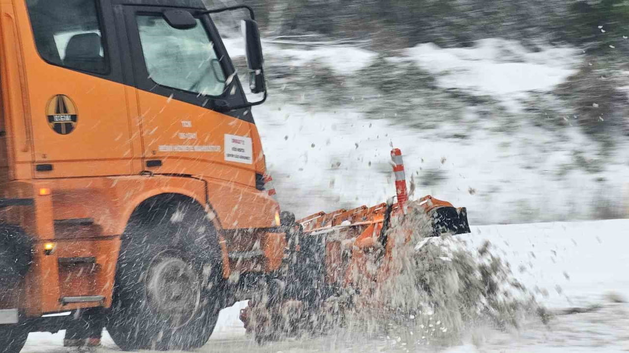 ZONGULDAK-EREĞLİ KARA YOLUNDA GECE SAATLERİNDEN İTİBAREN ETKİLİ OLAN KAR YAĞIŞI, SABAH SAATLERİNDE...
