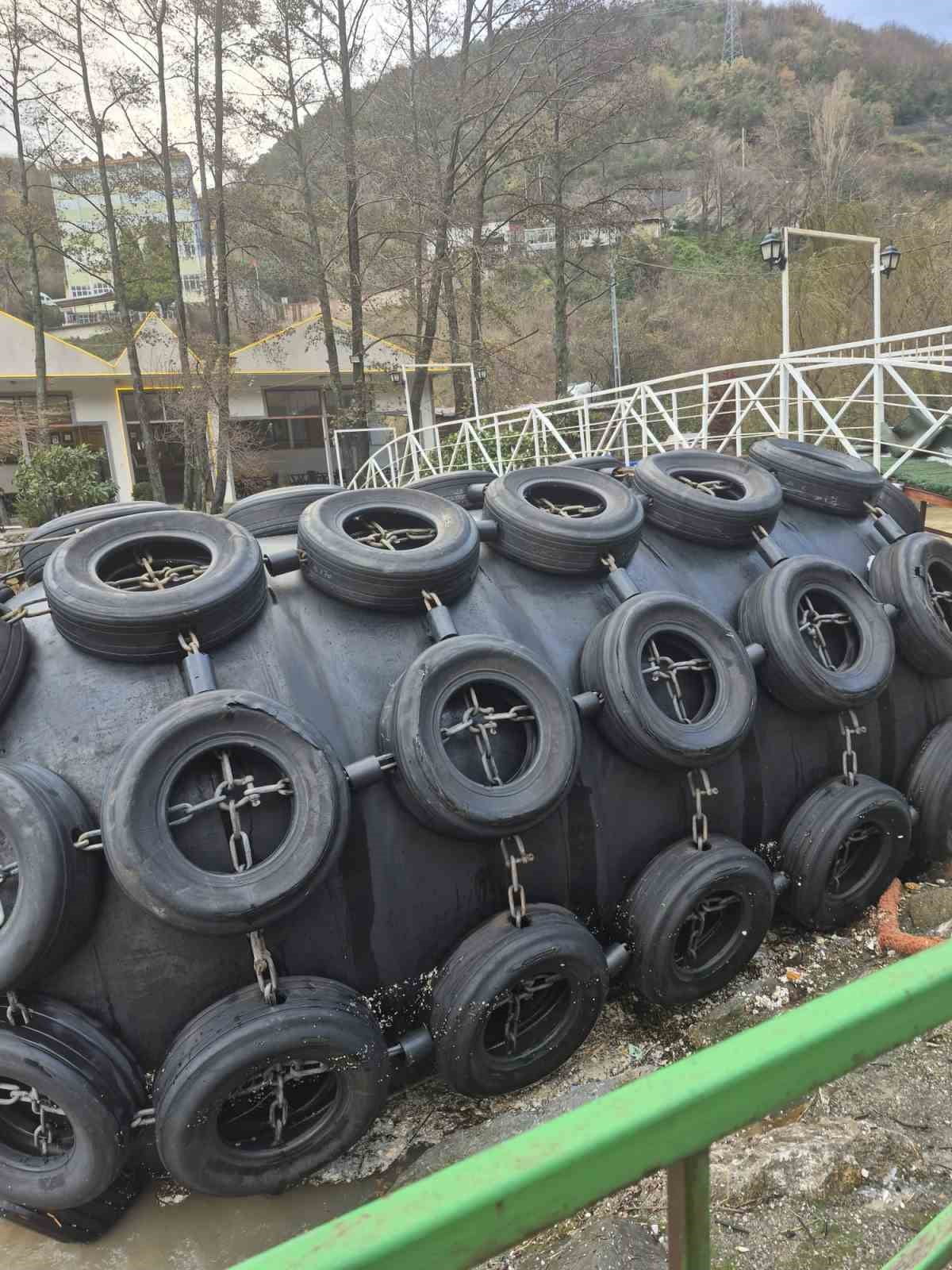 ZONGULDAK’TA FIRTINANIN ETKİSİYLE DENİZDEN SÜRÜKLENEREK DERE YATAĞINA GİREN VE YAYA KÖPRÜSÜNE...