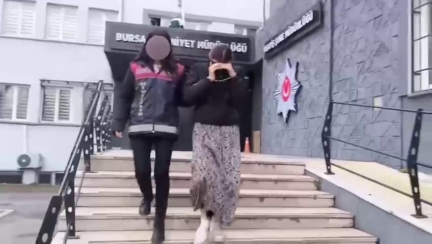 107 SUÇ KAYDI OLAN KADIN HIRSIZ, POLİS BASKININDA BAZA ALTINDA YAKALANDI