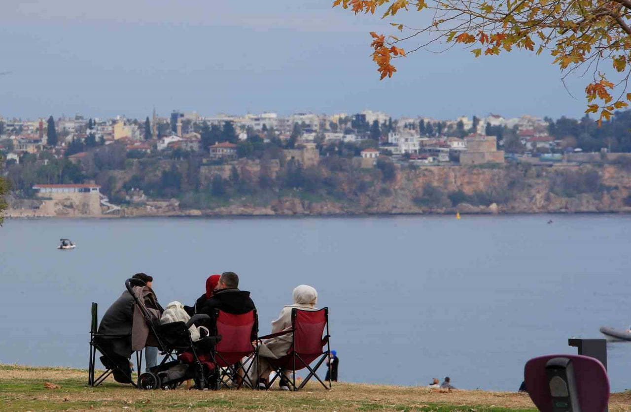 16 DERECE OLAN HAVA SICAKLIĞINI FIRSAT BİLEN ANTALYALILAR VE YABANCI TURİSTLER, YENİ YILIN İLK...