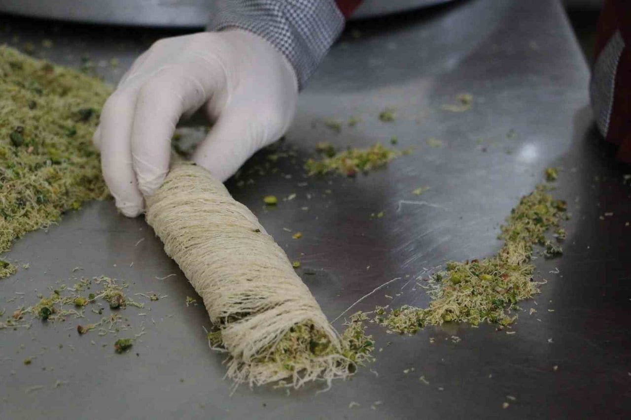 1968 YILINDAN KURULAN DİYARBAKIR’IN EN KÖKLÜ TATLICILARINDAN BİRİ OLAN MEŞHUR KADAYIFÇI SITKI...