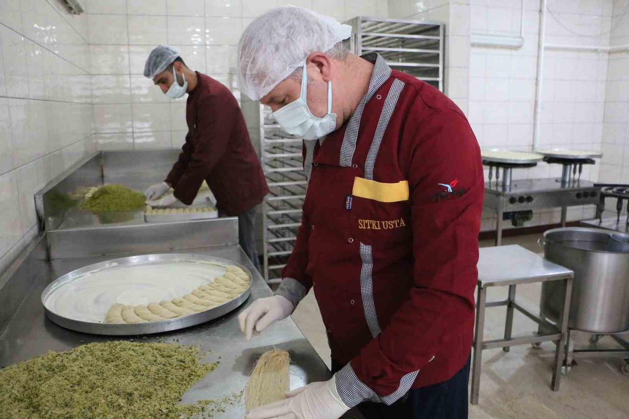 1968 YILINDAN KURULAN DİYARBAKIR’IN EN KÖKLÜ TATLICILARINDAN BİRİ OLAN MEŞHUR KADAYIFÇI SITKI...