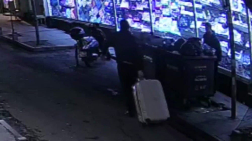 2 ZANLININ KADININ CESEDİNİ VALİZLE TAŞIYIP ÇÖP KONTEYNERİNE BIRAKTIĞI ANLAR GÜVENLİK KAMERALARINA...