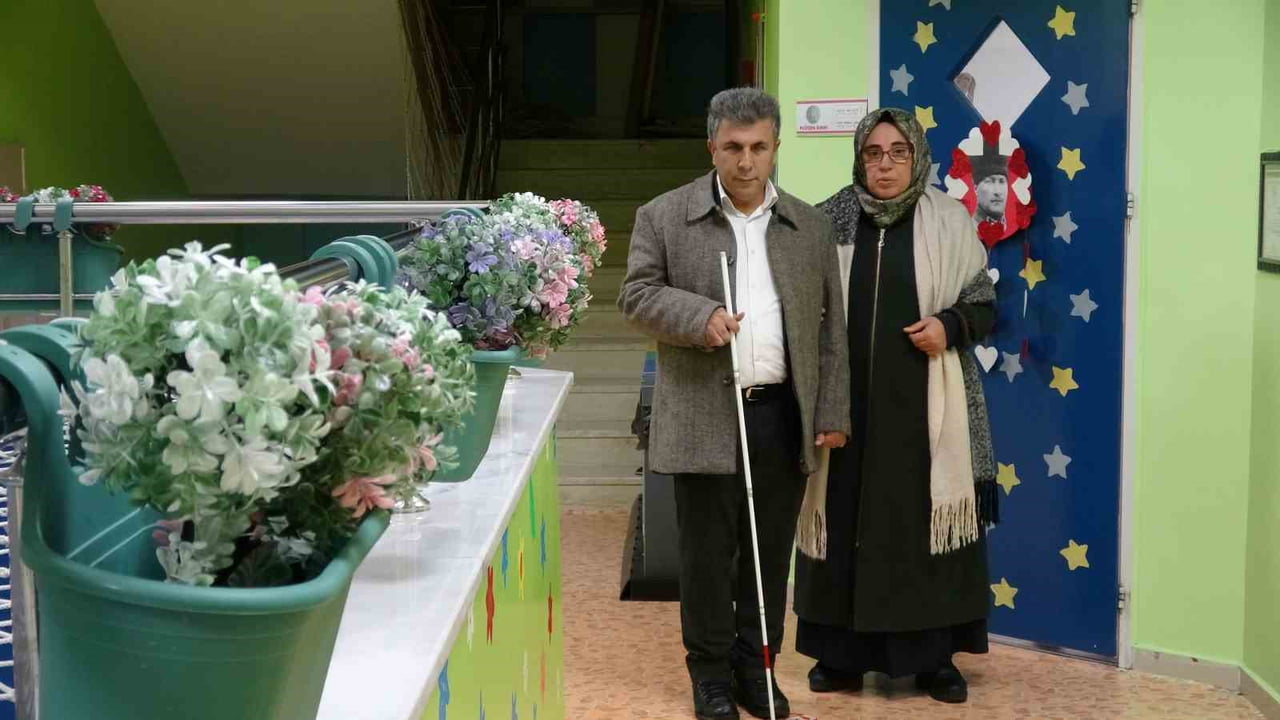 22 YIL ÖNCE EVLENDİĞİ GÖRME ENGELLİ EĞİTİMCİ EŞİ MEHMET YILDIZ'IN HER ZAMAN YANINDA OLAN VE...