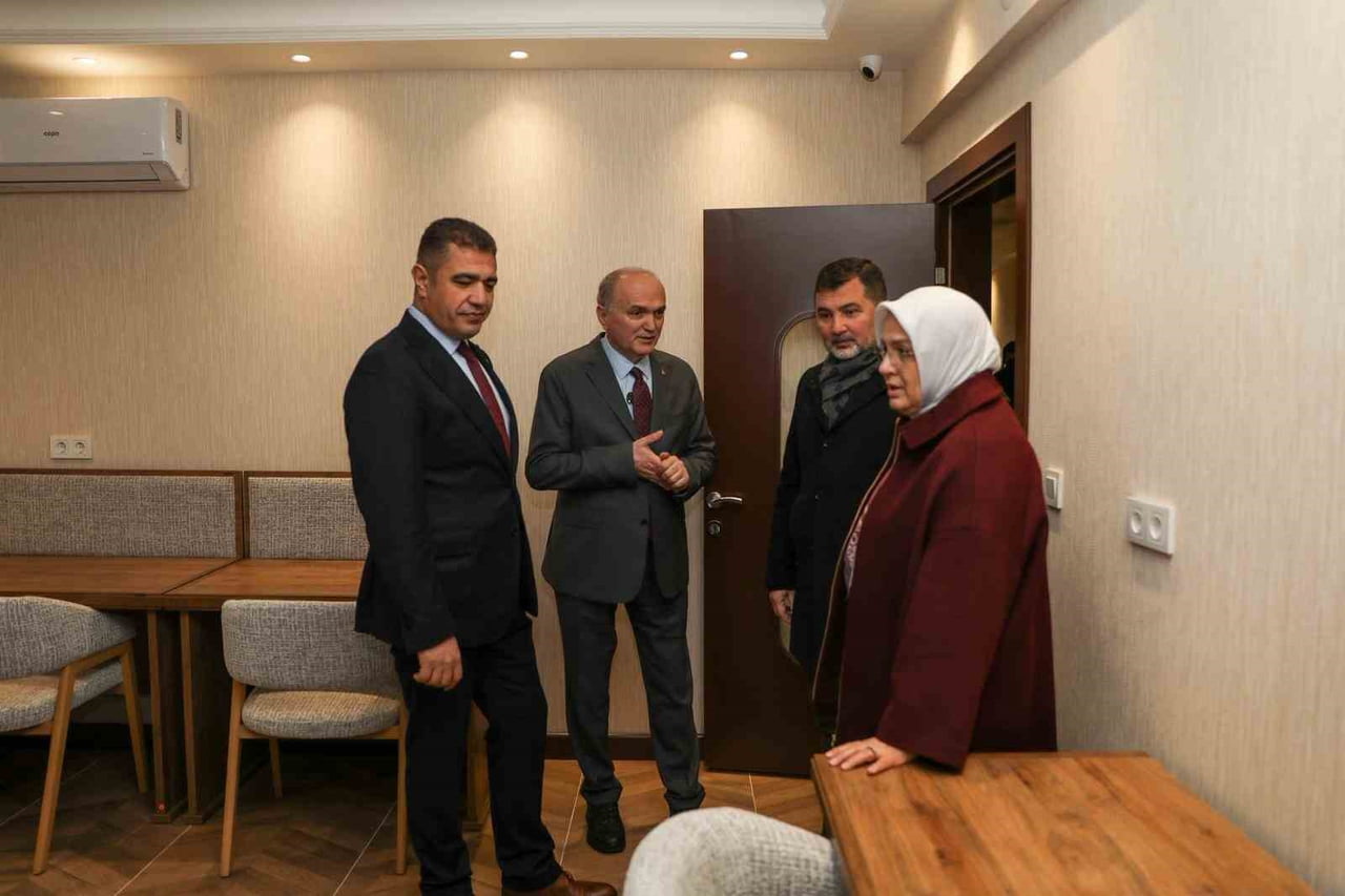 23 NİSAN PARKI İÇİNDE BULUNAN ESKİ HİZMET BİNASINDA YAPILAN YENİLEME ÇALIŞMALARI İLE KÜTÜPHANEYE...