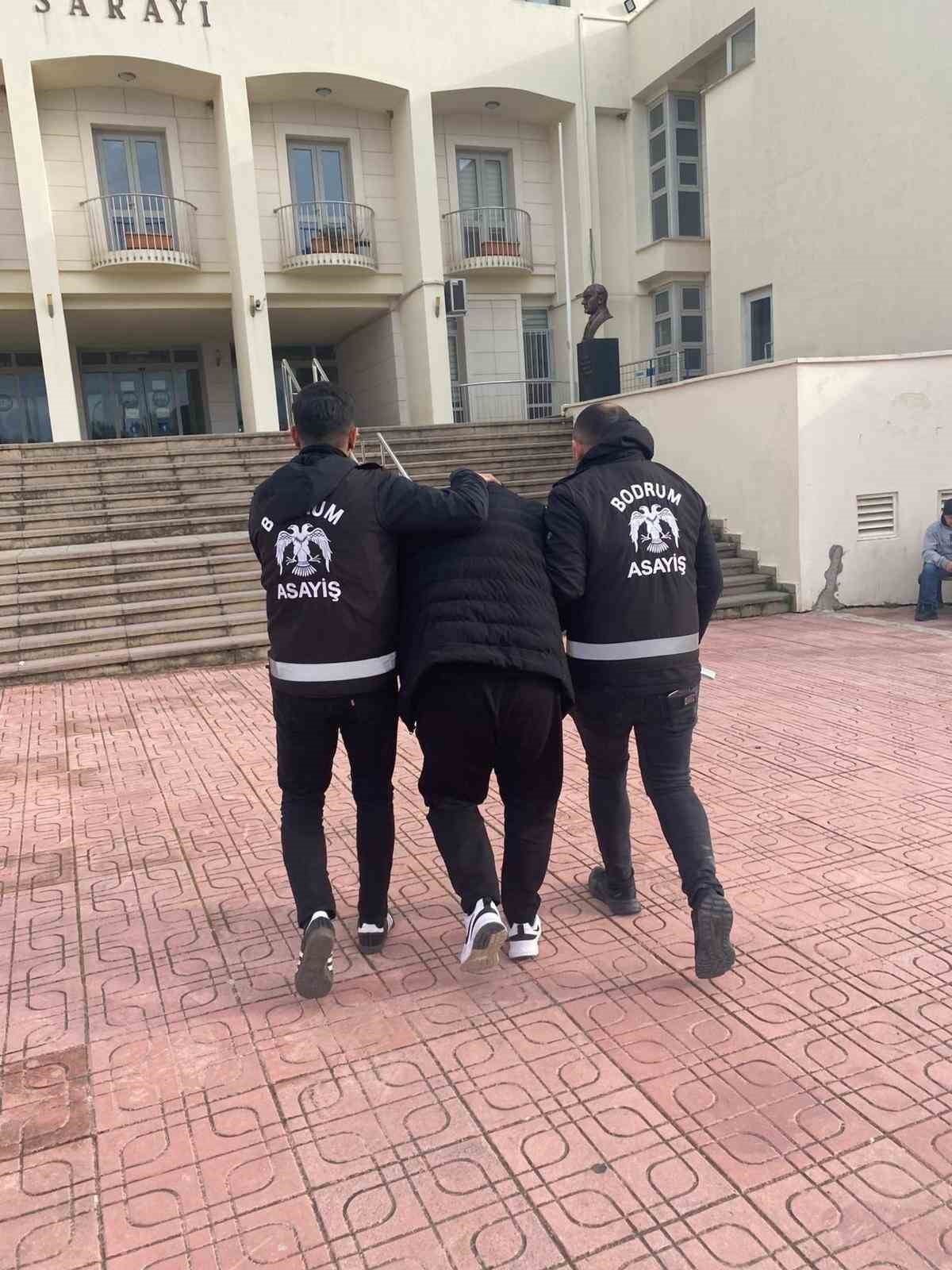 24 YIL KESİNLEŞMİŞ CEZASI OLAN FİRARİ BODRUM’DA KISKIVRAK YAKALANDI