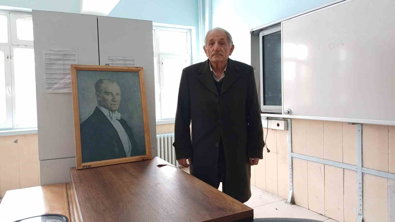42 YIL GÖREV YAPTIKTAN SONRA EMEKLİ OLAN ÖĞRETMEN İSMET ACI; EMEKLİLİĞİNİN ARDINDAN EĞİTİME...