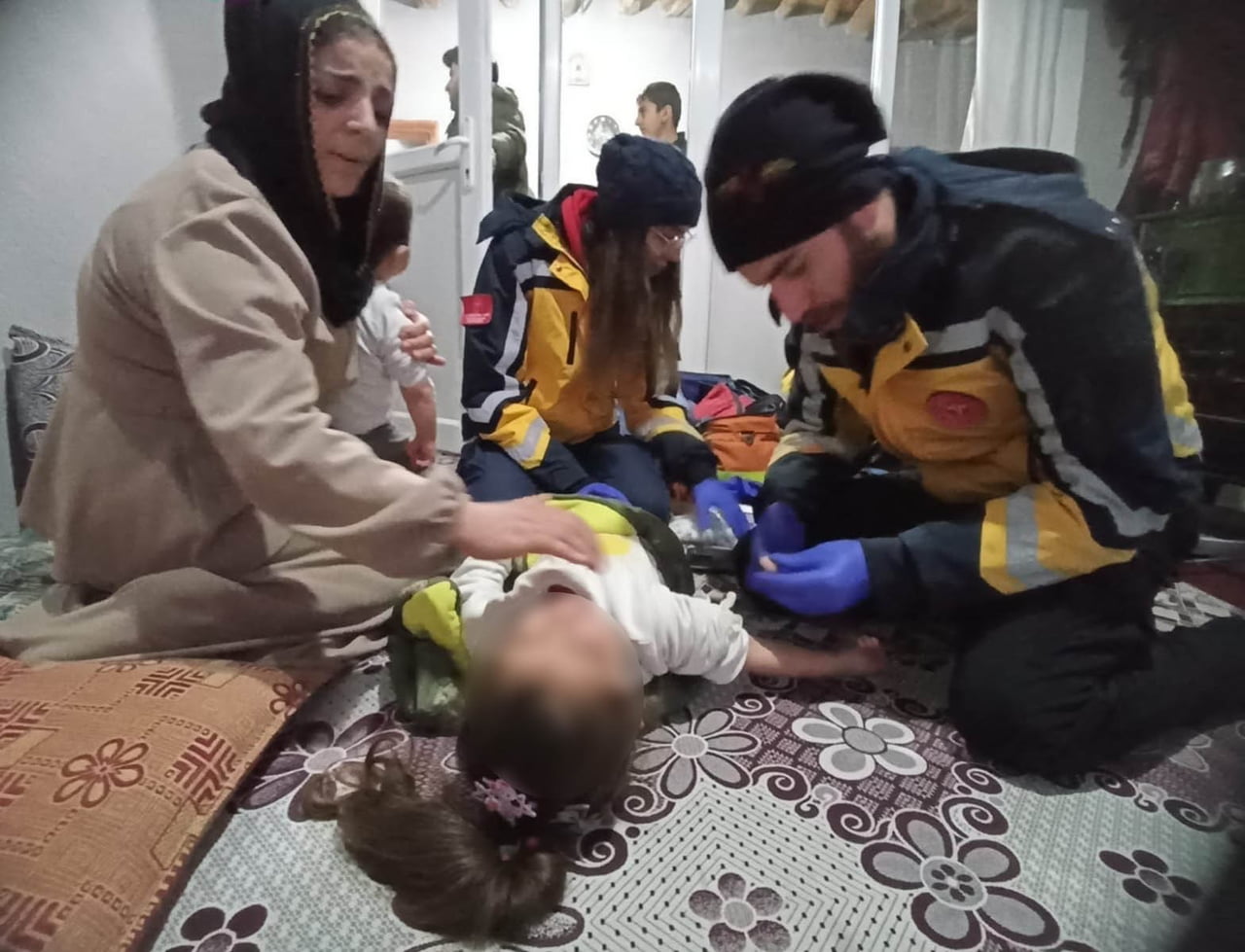 6 ÇOCUK YÜKSEK ATEŞ, BİR YETİŞKİN İSE DÜŞMEYE BAĞLI KALÇA KIRIĞI NEDENİYLE KARLA KAPALI YOLUN...