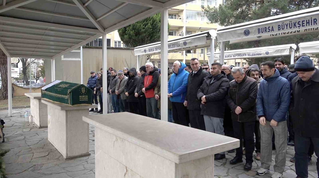 72 YAŞINDA HAYATINI KAYBEDEN YAZAR VE AKADEMİSYEN AHMET TURAN ALKAN, BURSA’DA ÖĞLE NAMAZININ...