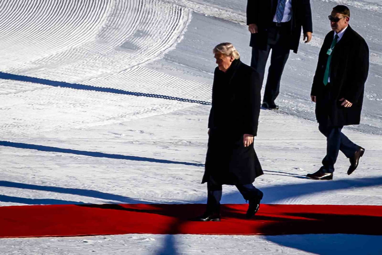 ABD BAŞKANI DONALD TRUMP, AİR FORCE ONE UÇAĞINDA YAŞANAN ARIZA NEDENİYLE İSVİÇRE'NİN DAVOS...