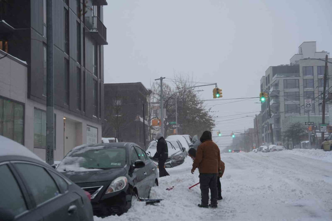ABD’DE KAR FIRTINASI KABUSU SÜRÜYOR: EN AZ 13 BİN UÇUŞ İPTAL EDİLDİ, 953 BİN KİŞİ ELEKTRİKSİZ...
