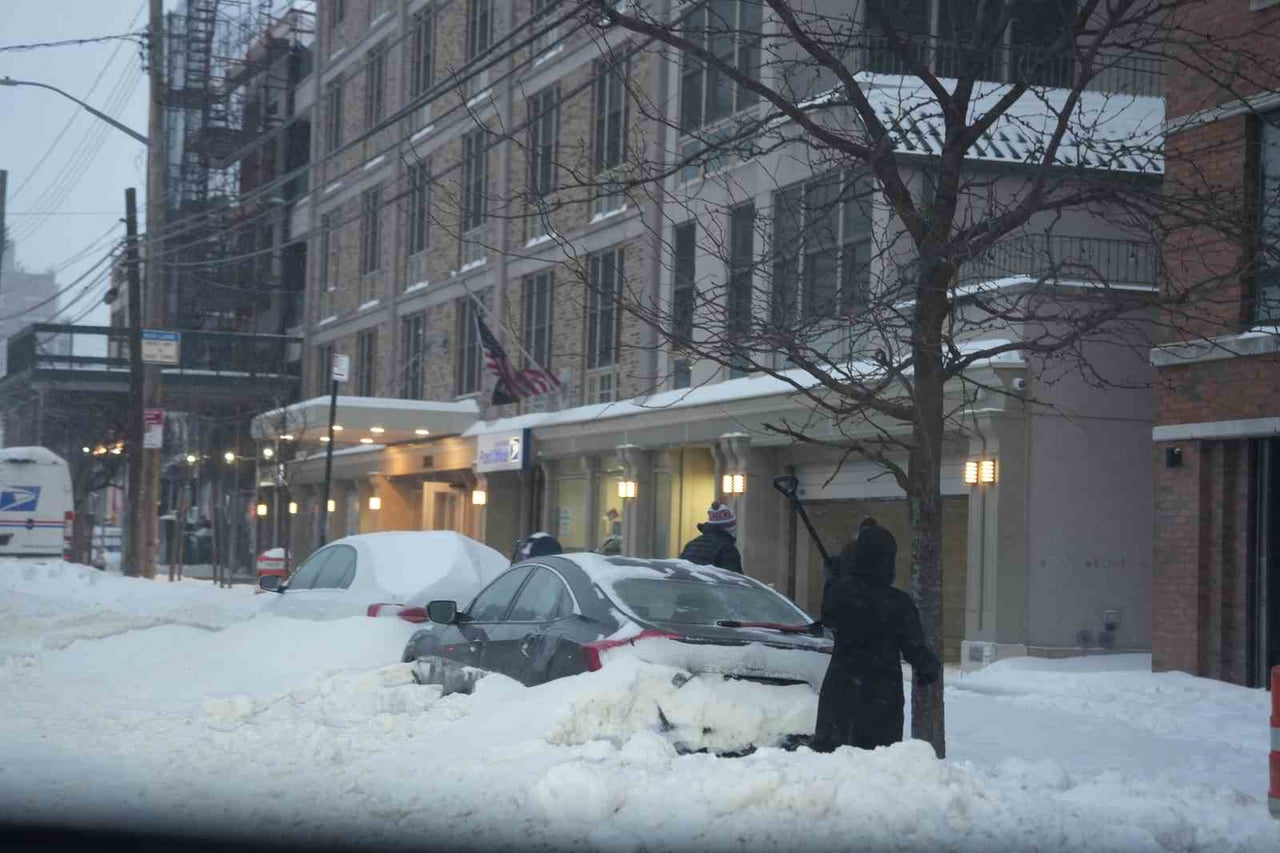 ABD’DE KAR FIRTINASI KABUSU SÜRÜYOR: EN AZ 13 BİN UÇUŞ İPTAL EDİLDİ, 953 BİN KİŞİ ELEKTRİKSİZ...