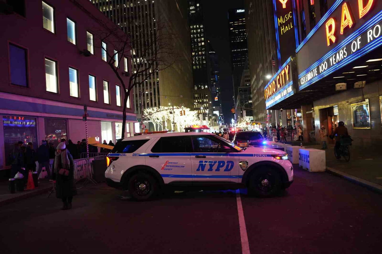 ABD’DE YENİ YIL, HAVA SICAKLIĞININ HİSSEDİLEN EKSİ 8 DERECELERE DÜŞMESİNE VE KAR YAĞIŞINA RAĞMEN...