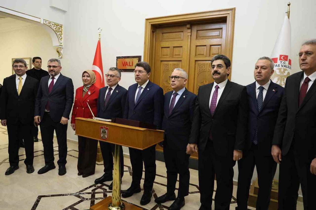 ADALET BAKANI YILMAZ TUNÇ, SİVAS’TA KURUMLARI ZİYARET EDEREK KONGRE MÜZESİ’Nİ GEZDİ.