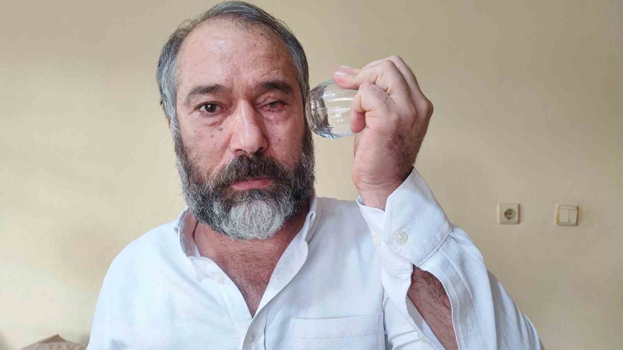 ADANA'DA BİR DOLMUŞ ŞOFÖRÜ, DURAKTA KÜFÜRLÜ KONUŞAN ÇAYCIYI UYARDIĞI İÇİN ÖNCE DARP EDİLDİ...