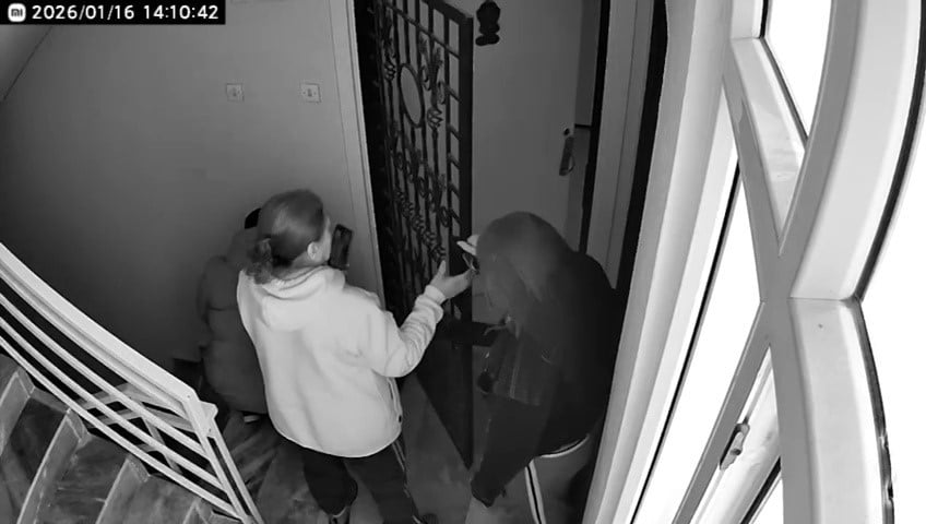 ADANA'DA BİR KADININ EVİNE, BOŞANMA AŞAMASINDAKİ EŞİNİN KIZ KARDEŞİ VE YEĞENİ TARAFINDAN KAPI...