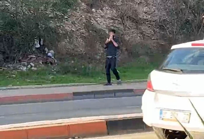 ADANA'DA BİR KİŞİNİN POŞETE KOYDUĞU UÇUCU MADDEYİ HERKESİN GÖZÜ ÖNÜNDE ÇEKMESİ HAYRETE...