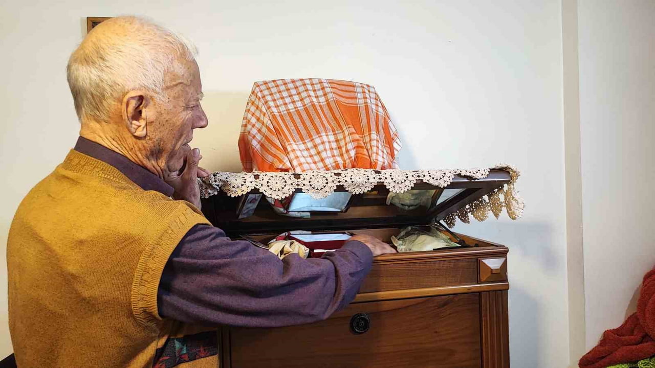 ADANA'DA EŞİ HAYATINI KAYBEDEN 88 YAŞINDAKİ GÖRME VE DUYMA ENGELLİ ADAM GİZLİ BÖLMEDEKİ YAKLAŞIK 1...