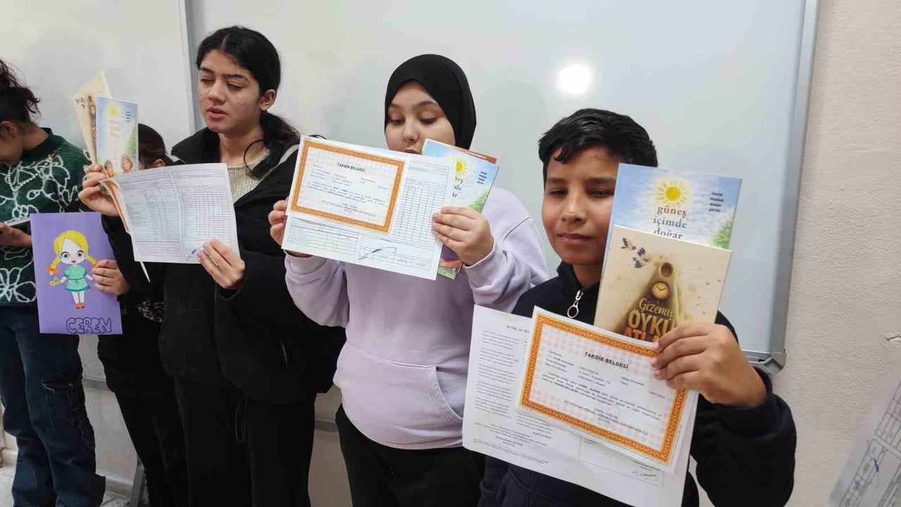 ADANA'DA, GÖRME ENGELLİ ÖĞRENCİLER KABARTMA YAZI ''BRAİLLE ALFABESİ'' İLE HAZIRLANAN KARNE ALMA...