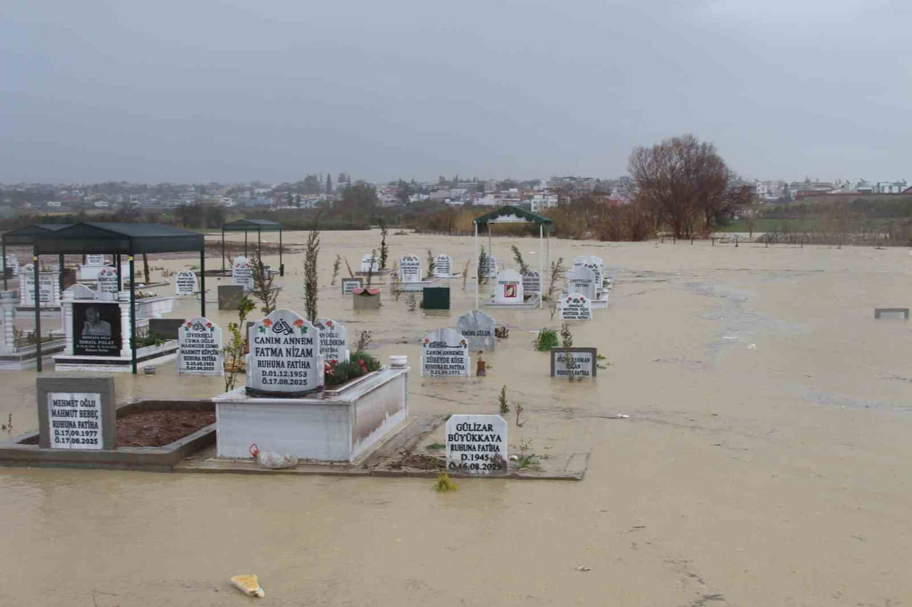 ADANA'DA GÜN BOYU DEVAM EDEN SAĞANAK YAĞIŞ SONRASI MEZARLIK YAKININDAKİ KANAL TAŞTI. KANALIN...