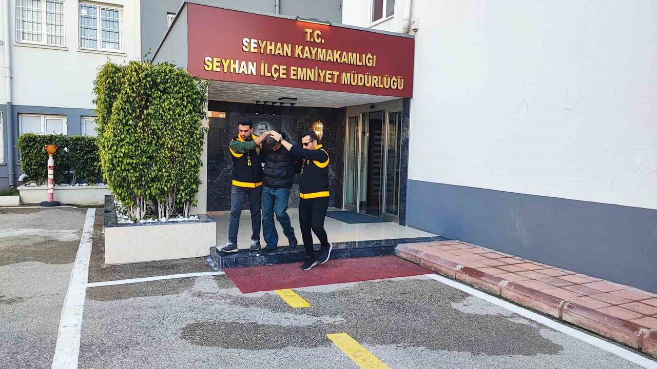ADANA'DA ÖĞRETMENE SİLAHLI SALDIRI DÜZENLEYEN 20 SUÇ KAYDI BULUNAN VELİ GÖZALTINA ALINDI. ADLİYEYE...