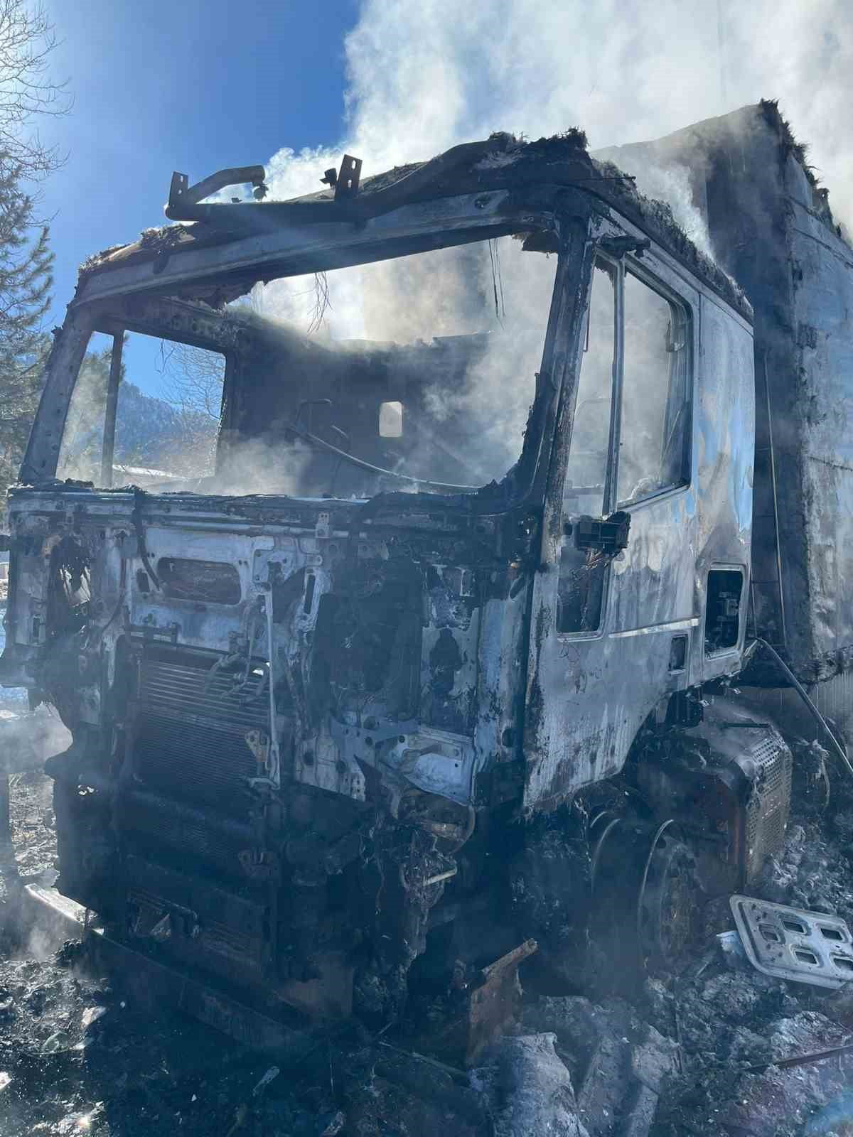 ADANA'DA OTOYOLDA NARENCİYE YÜKLÜ TIR ALEVLERE TESLİM OLDU.