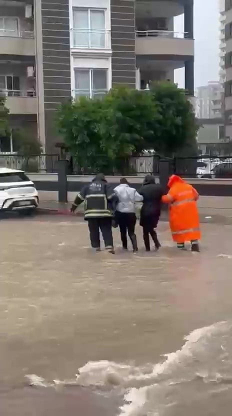 ADANA'DA SAĞANAK YAĞIŞTA MAHSUR KALAN VATANDAŞLARIN YARDIMINA İTFAİYE EKİPLERİ KOŞTU. SARIÇAM...