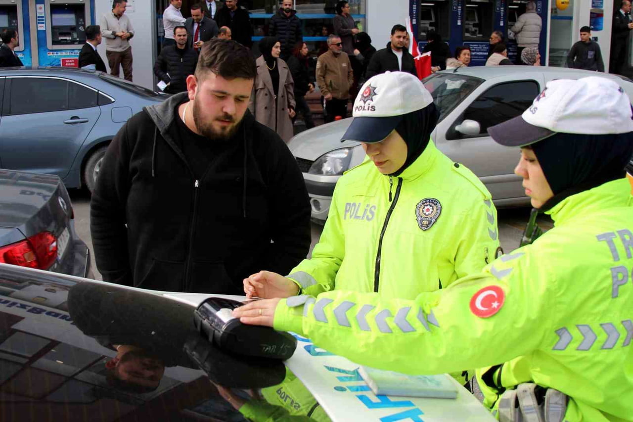 ADANA'DA TRAFİK POLİSLERİ, GEREKSİZ YERE KORNAYA BASARAK GÜRÜLTÜ KİRLİLİĞİNE NEDEN OLAN TOPLU...