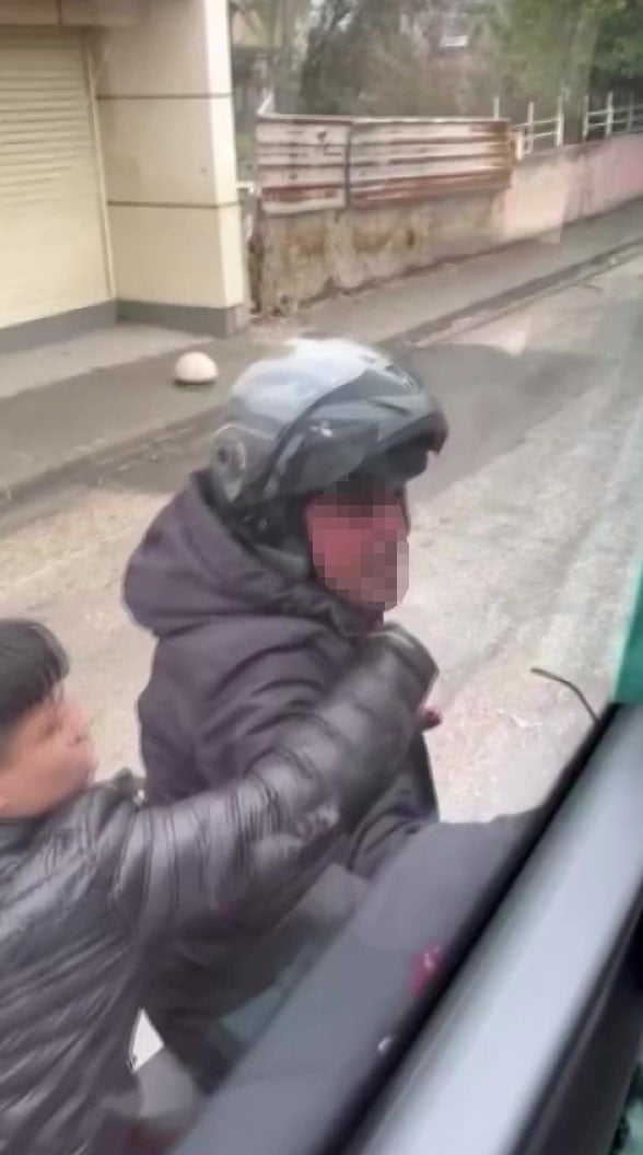 ADANA'DA TRAFİKTE YOL VERME TARTIŞMASI SONUCU MOTOSİKLET SÜRÜCÜSÜ KASKIYLA SERVİSİN CAMINI KIRDI....