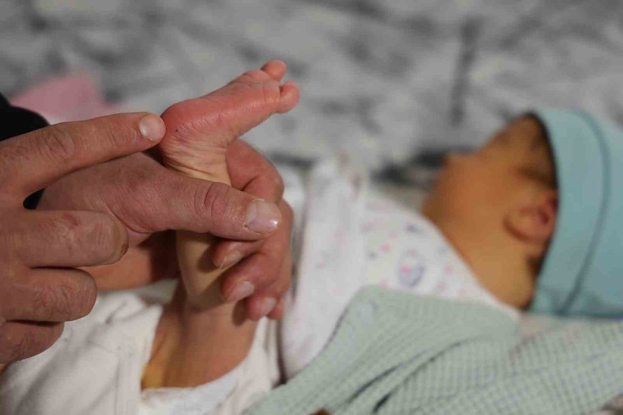 ADANA'DA YAŞAYAN MAHMUT VE ÜLVİYE DENİZ ÇİFTİ, YENİDOĞAN BEBEKLERİNDEN TOPUK KANI ALDIRMAK...