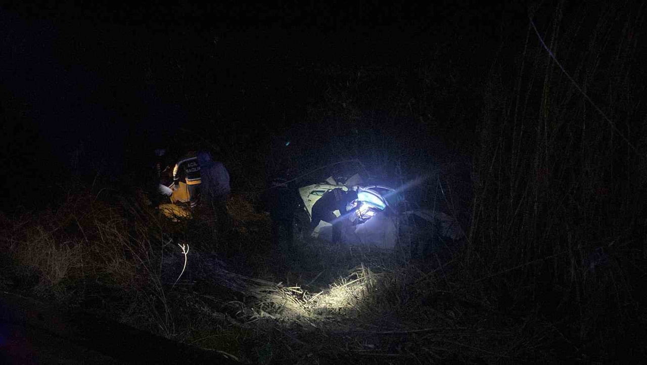 ADANA'NIN CEYHAN İLÇESİNDE KONTROLDEN ÇIKAN OTOMOBİLİN REFÜJE ÇARPIP BARİYERLERİ AŞARAK DERE...