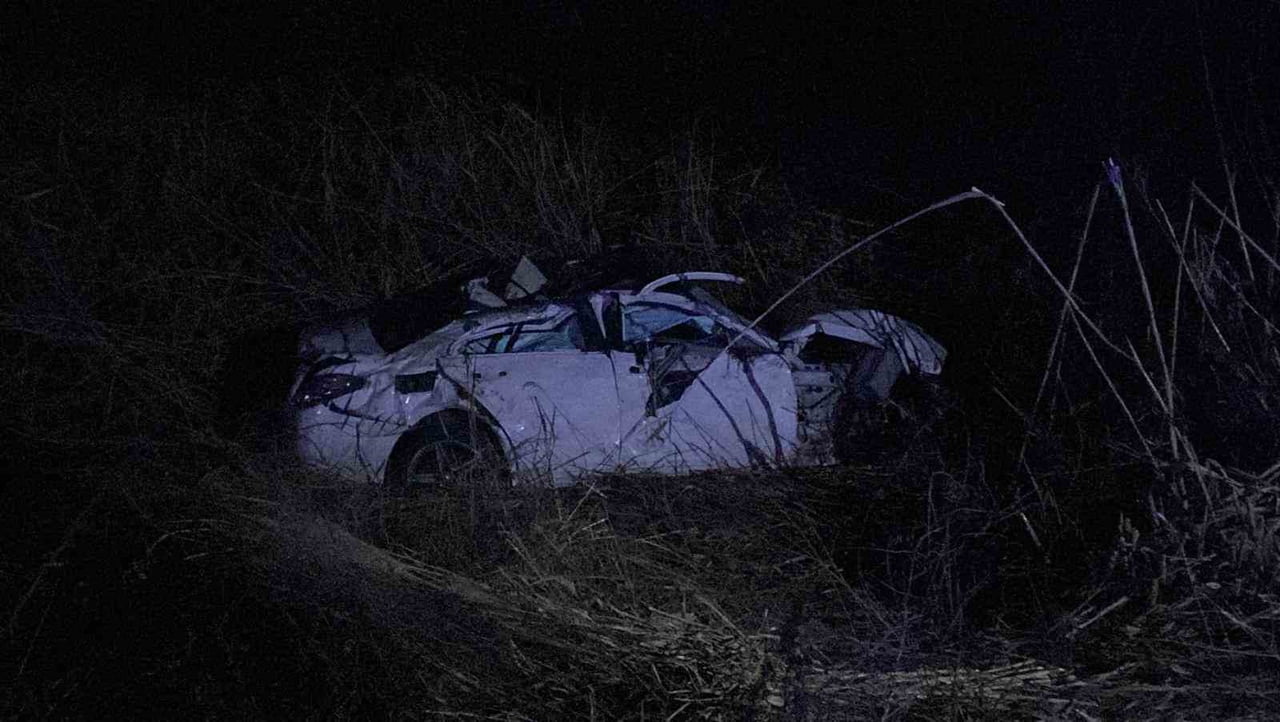 ADANA'NIN CEYHAN İLÇESİNDE KONTROLDEN ÇIKAN OTOMOBİLİN REFÜJE ÇARPIP BARİYERLERİ AŞARAK DERE...