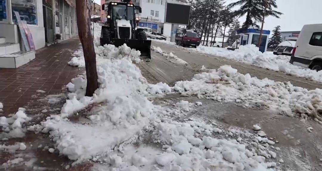 ADANA'NIN TUFANBEYLİ İLÇESİNDE 2 GÜNDÜR DEVAM EDEN YAĞIŞLA BİRLİKTE KAR KALINLIĞI YAKLAŞIK 40...