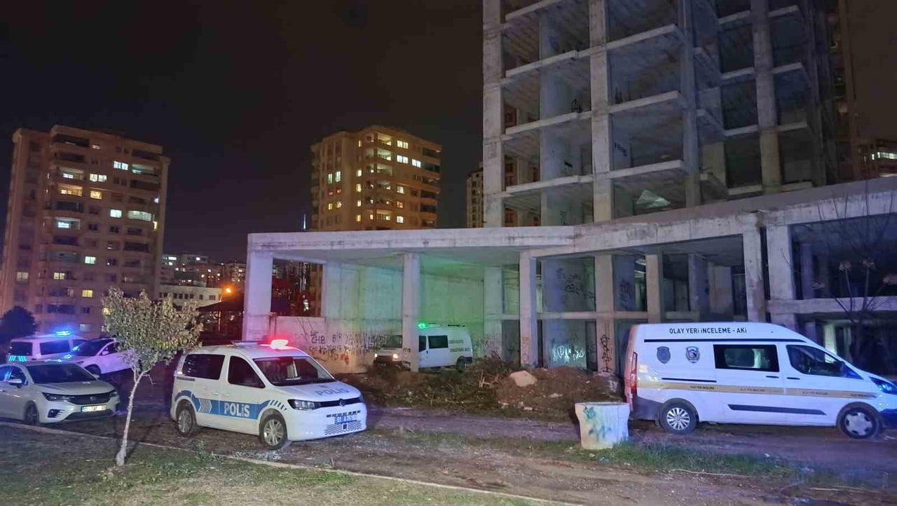 ADANA’DA BİR KİŞİ, METRUK BİR BİNADA İKİNCİ KATTAN BODRUM KATA DÜŞEREK, YAĞIŞLAR SONRASI YAKLAŞIK...