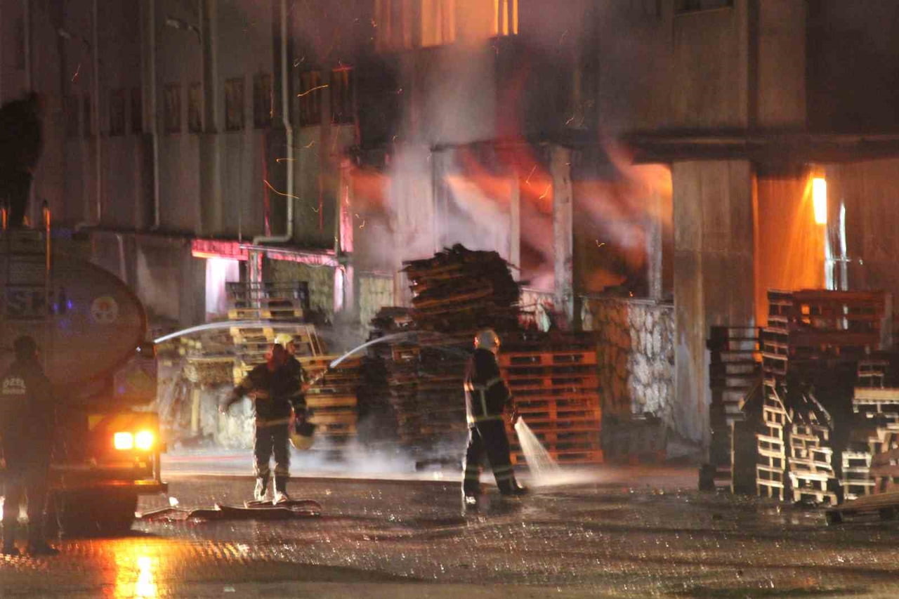 ADANA’DA DİPÇİK, PARKE, PANEL ÜRETİMİ YAPAN BİR FABRİKADA YANGIN ÇIKTI. İTFAİYE EKİPLERİ YANGINI...